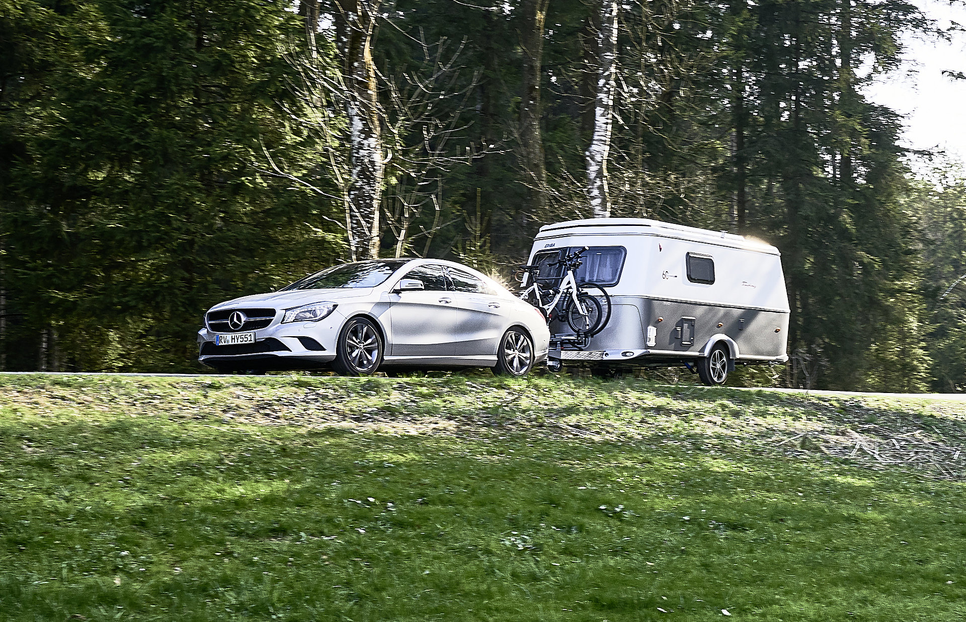 ERIBA – Touring-Caravans mit Kultstatus! Ein Mercedes zieht ein kleines Wohnmobil von ERIBA.