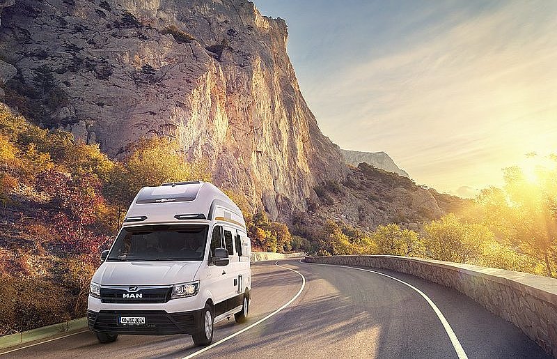 Kastenwagen von VANTourer überzeugen mit innovativer Raumnutzung und angenehmem Komfort. Ein Kastenwagen von VANTourer fährt eine Bergstraße entlang.