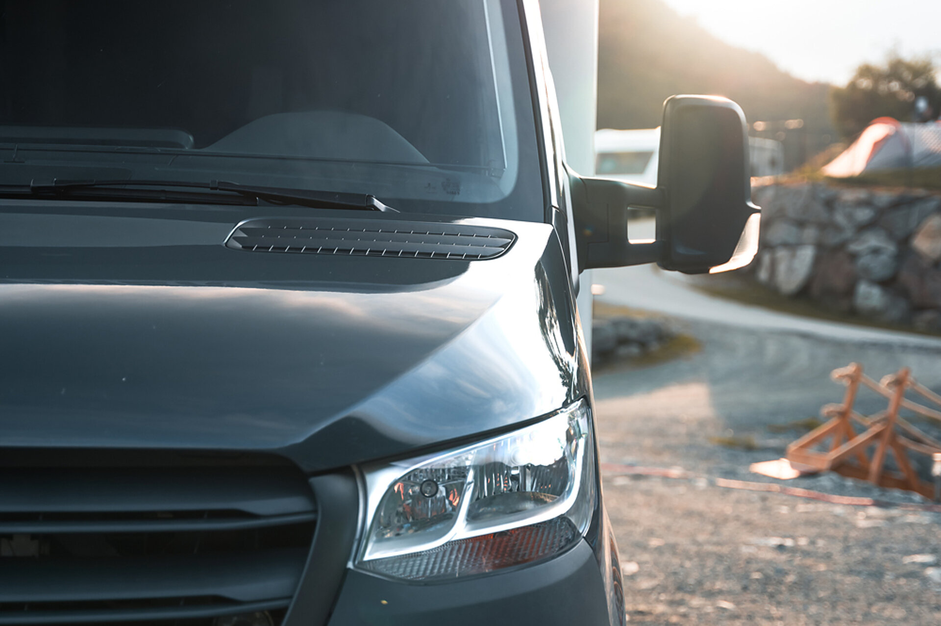 HYMER steht seit 1957 für echte Premiumqualität. Nahaufnahme der Front eines HYMER Wohnmobils.