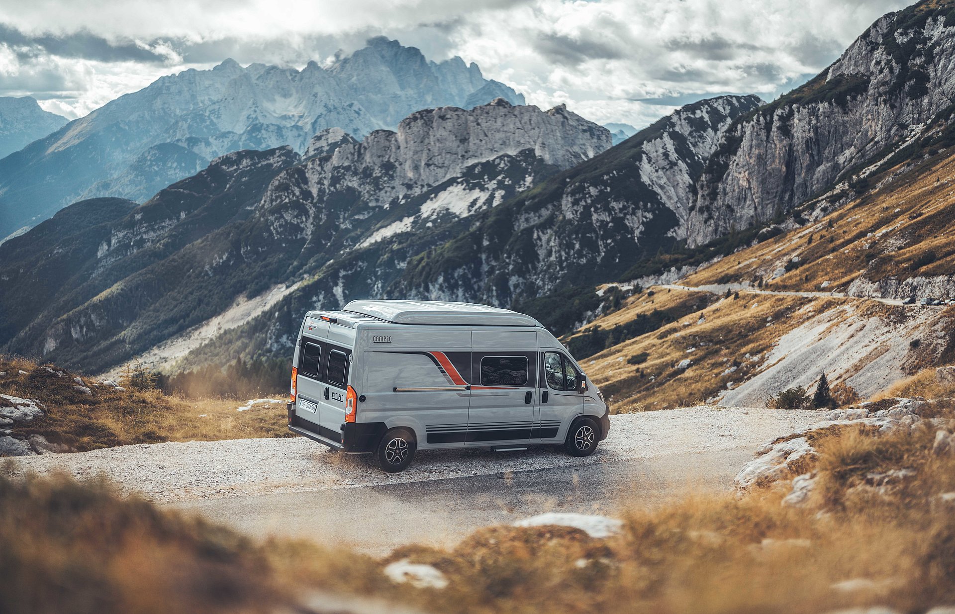 Bürstner ist einer der führenden Hersteller für Wohnwagen und Wohnmobile. Ein Camper-Van von Bürstner parkt in einer Berglandschaft.