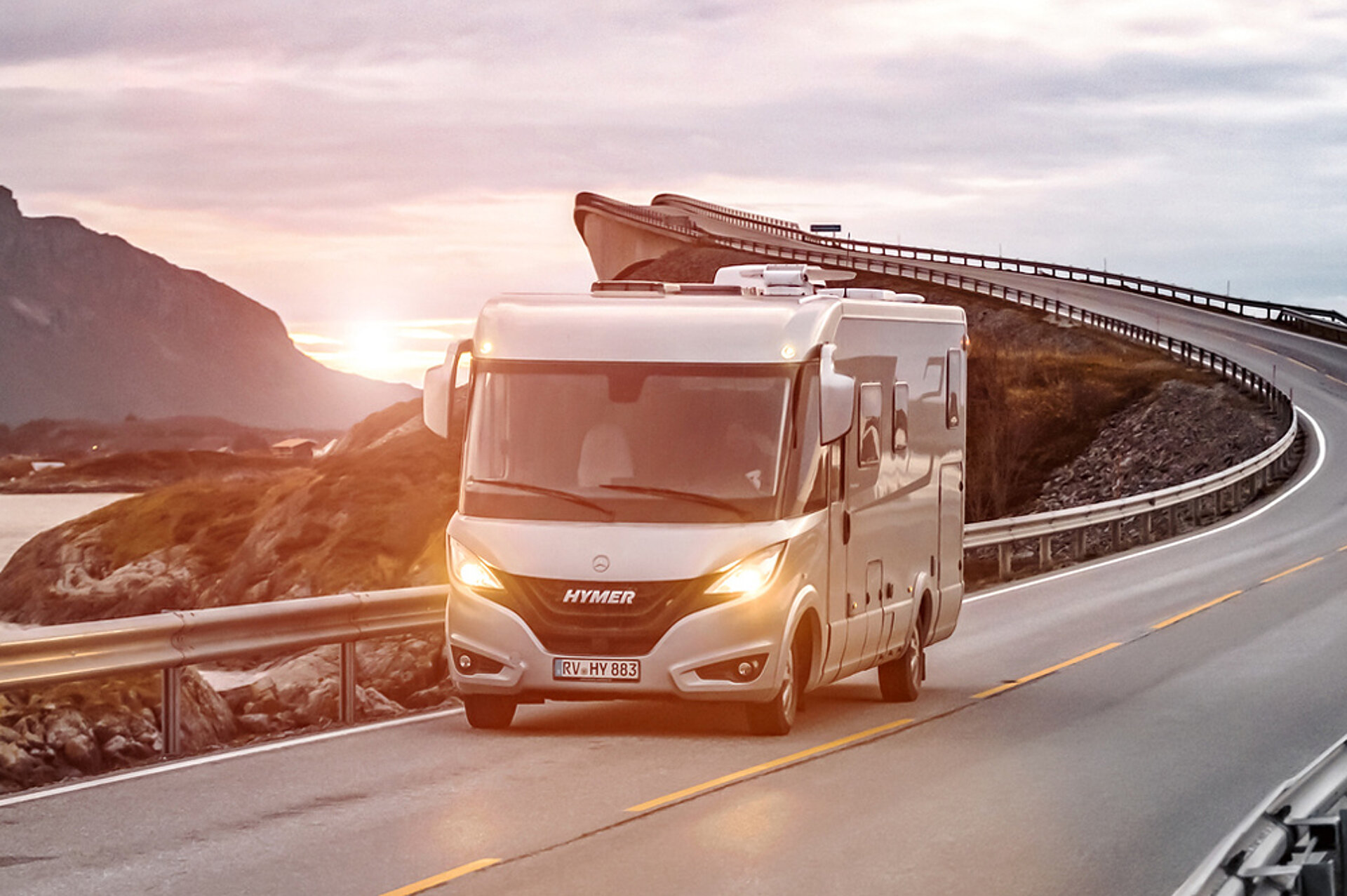 Die Premiumqualität ist nur einer der vielen Gründe für HYMER. Ein HYMER Reisemobil fährt eine Küstenstraße entlang.
